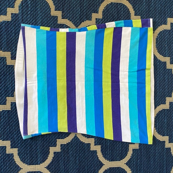 Cute form fitting strapless top. - Picture 3 of 3